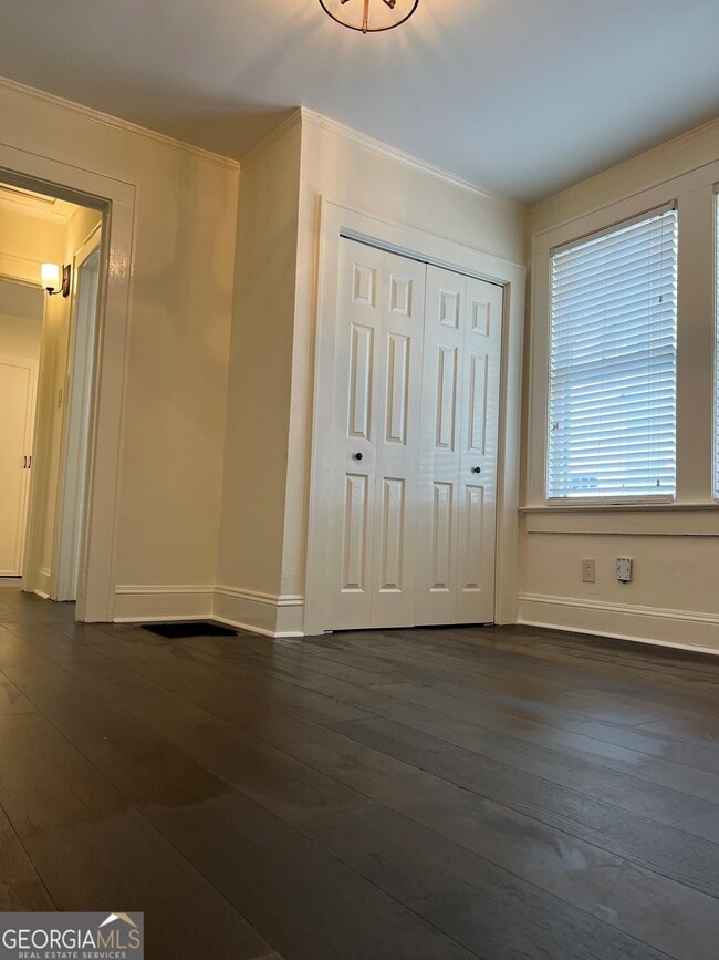 Building Photo - 1565 Walker Ave