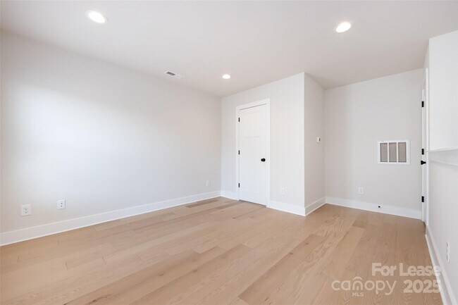 Building Photo - 320 S Turner Ave