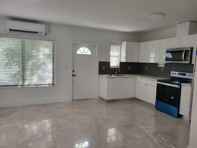 Building Photo - 1735 Calais Dr