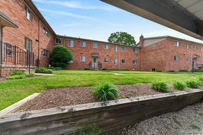 Building Photo - 454 Romeo Rd