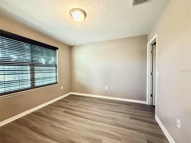 Building Photo - 11804 Silverlake Park Dr