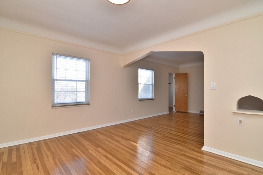 Building Photo - 2025 Riverside Dr