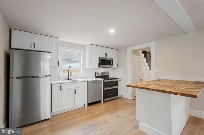 Building Photo - 553 Highland Ave