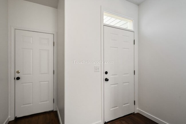 Building Photo - Newly Updated 2 Bed/2 Bath Home in Private...