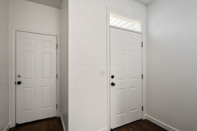 Building Photo - Updated 2 Bed/2 Bath Home in Private Gated Community!