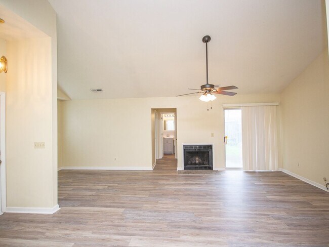 Building Photo - Location...Location....Location in Madison!