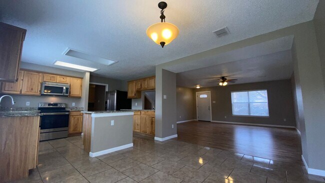 Building Photo - Beautiful Home in Established Neighborhood