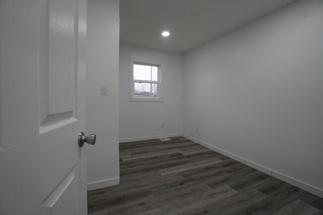 Building Photo - 1092 Hanley St