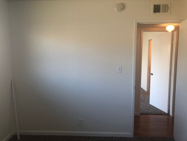 Building Photo - Large 3 Bedroom 2 Bath 1/2 Plex in Rancho ...