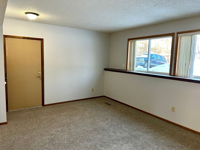 Building Photo - 3 Bed 1 Bath New carpet and paint!