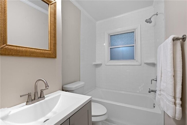 Building Photo - 557 Glenwood Pl SE