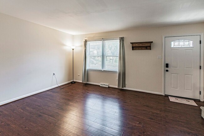 Building Photo - 3 bedroom, 2 bath townhome in Pike Creek