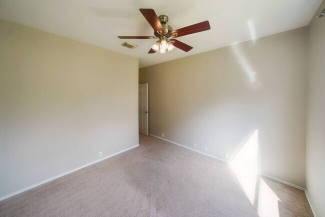 Building Photo - 4736 Green Bluff Dr