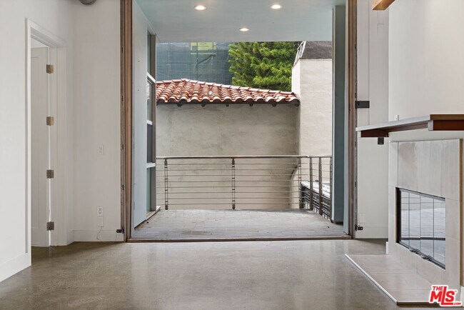 Building Photo - 1152 N La Cienega Blvd