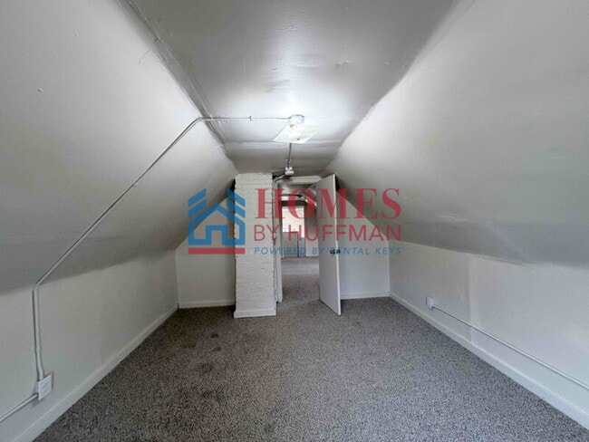 Building Photo - Two Bedroom Upstairs Unit