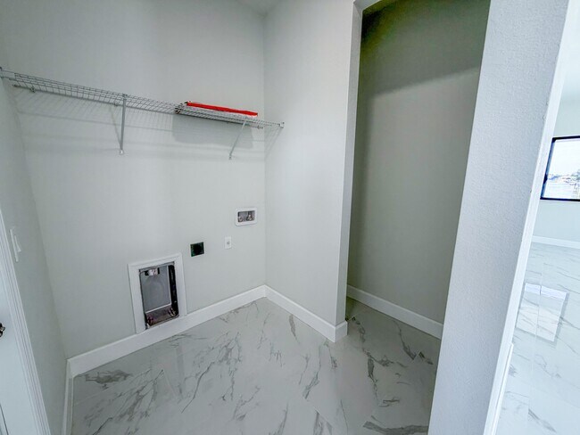 Building Photo - 1227 SE 3rd Ave