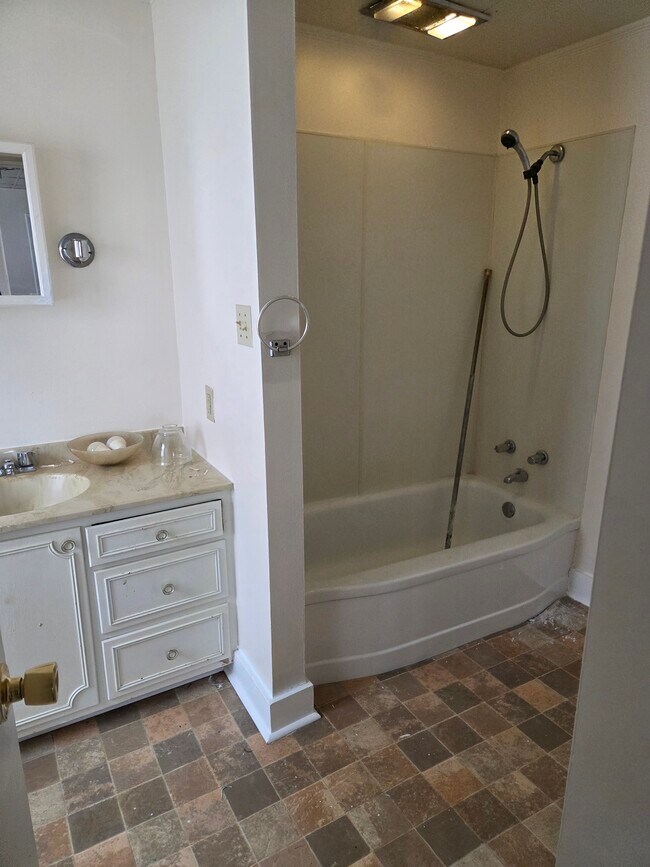 Building Photo - 1 S Main St