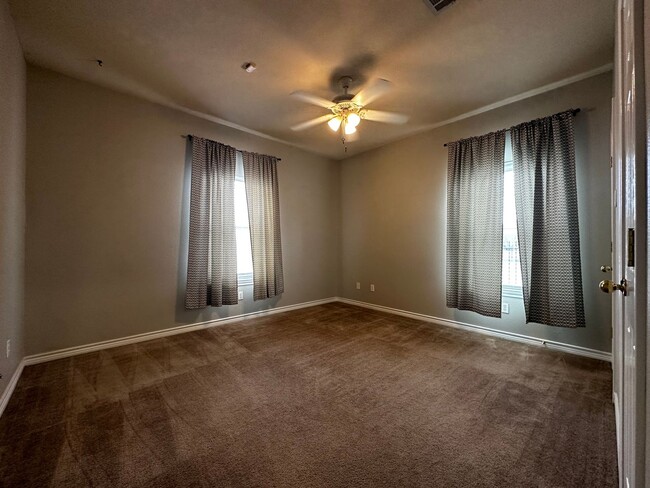 Building Photo - Spacious 2/2 Condo Minutes from Campus and...