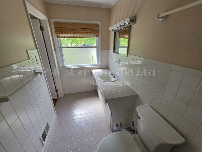 Building Photo - 15 Ginell Cir