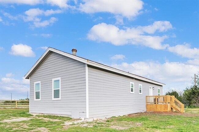 Building Photo - 51 Private Rd 901