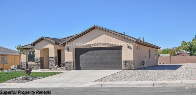 Building Photo - 4 bed, 2.5 bath home, 2 car garage with a large yard/ Pet friendly
