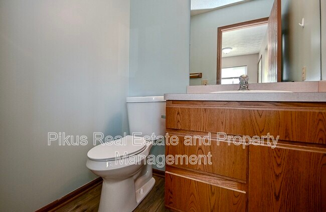 Building Photo - 2012 Redwing Dr