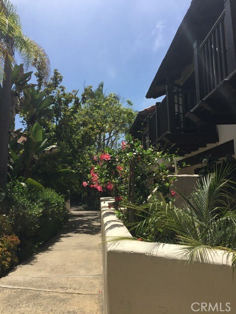 Building Photo - 8694 Villa La Jolla Dr
