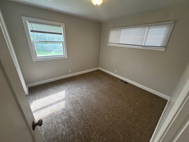 Building Photo - 1370 Farley Dr