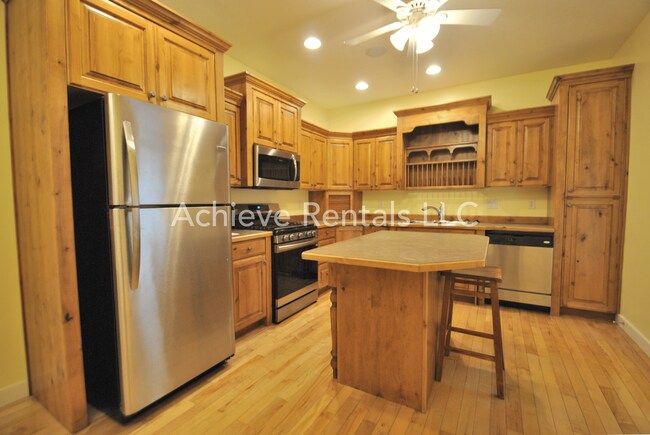 Building Photo - Charming End-Unit Townhome | Prime Location Near Parks, Shops & Dining