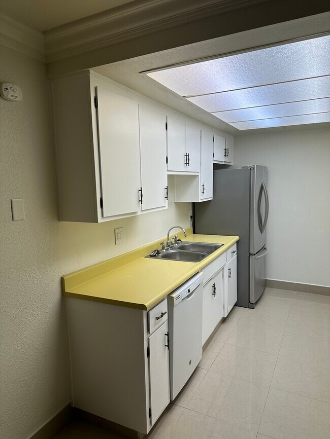 Building Photo - Modesto 3 Bedroom 2 Bath Home