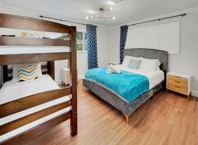 Building Photo - 5940 NE 22nd Ave