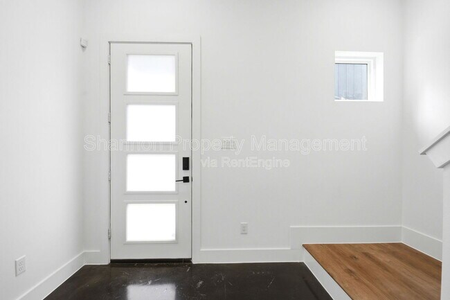 Building Photo - 1307 Bayou St