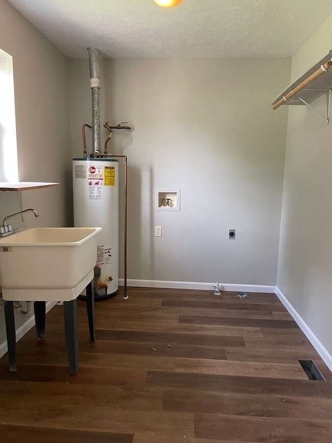 Building Photo - 3 Bed 2 Bath 2 Car Garage plus Bonus Room Available July 31, 2023