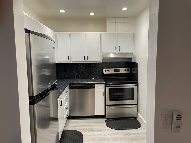 Building Photo - 6207 Bay Club Dr