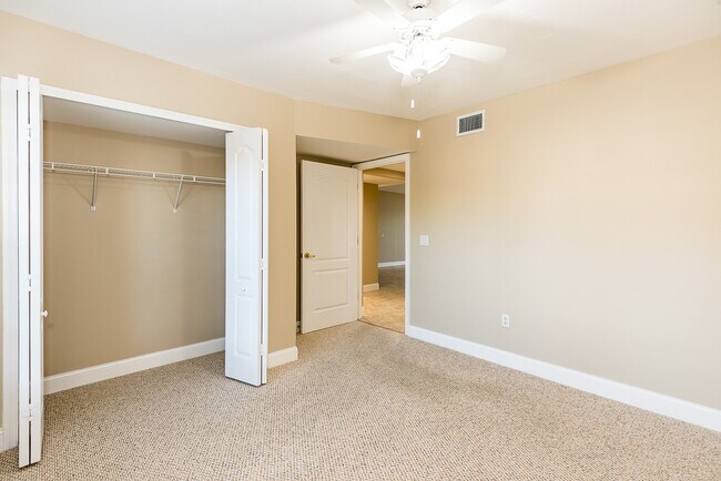 Building Photo - UPDATED GROUND FLOOR CONDO CLOSE TO 1-75