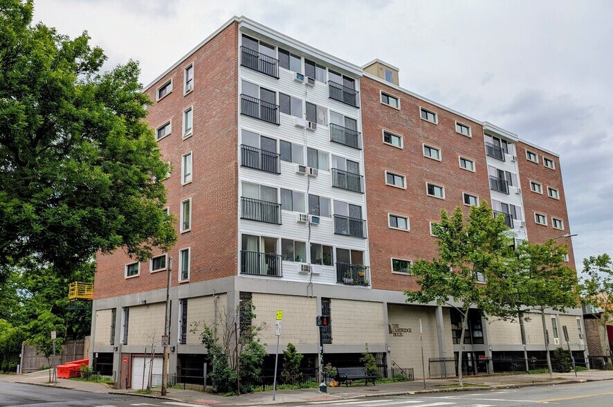 Building Photo - 1643 Cambridge St