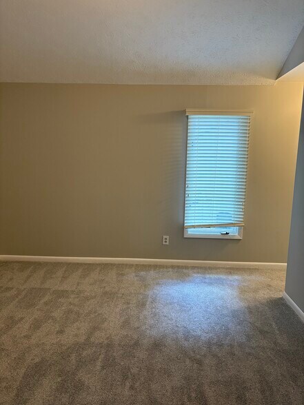 Main bedroom - 12913 Church Ct