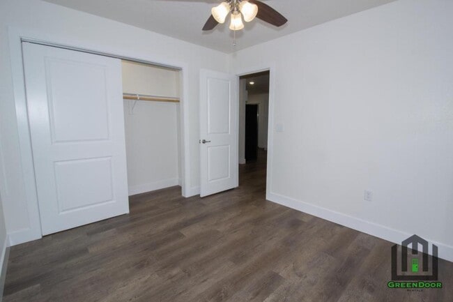 Building Photo - 303 Lion St