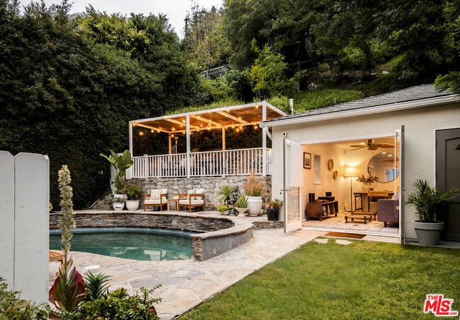 Building Photo - 2518 Canyon Dr