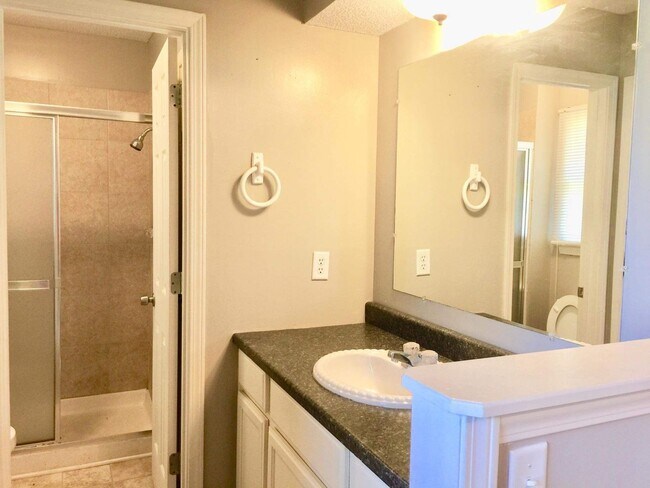 Building Photo - Walk to shopping and restaurants and high school