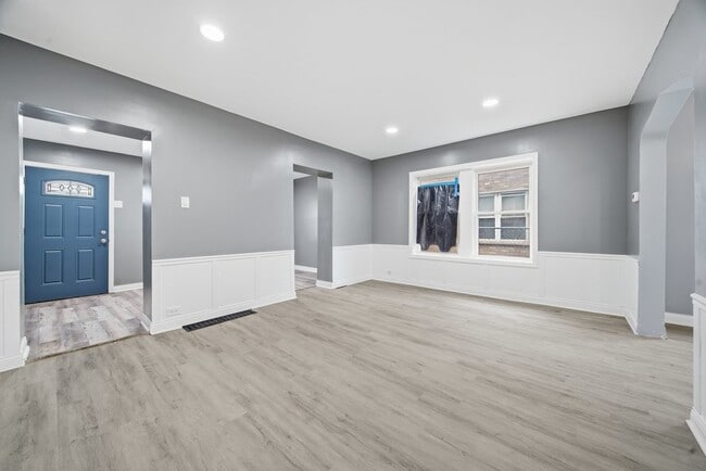 Building Photo - 8824 S Wabash Ave