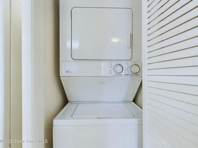 Building Photo - 2160 N Hwy A1A