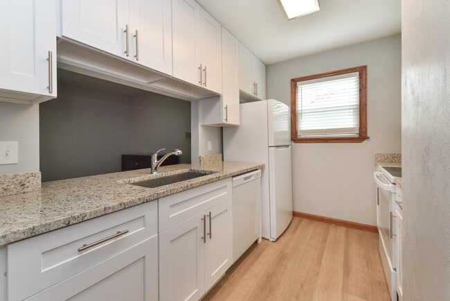 Building Photo - 2043 Gardenbrook Ln