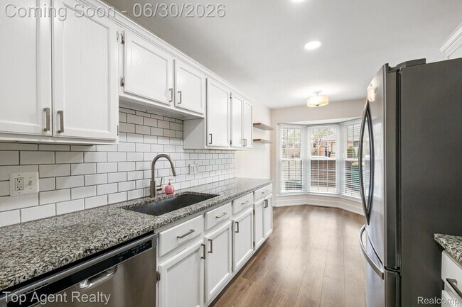 Building Photo - 38887 Country Cir