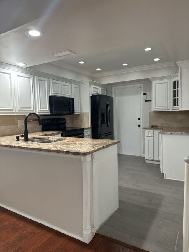 Building Photo - CARROLLWOOD VILLAGE REMODELED TOWNHOUSE