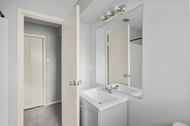 Building Photo - For Rent: Spacious 4-Bedroom Family Home