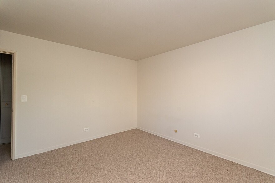 Building Photo - 535 W Aldine Ave