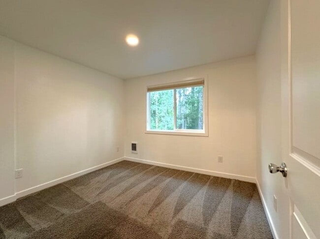 Building Photo - Gated community offering 3 bedrooms and 2....