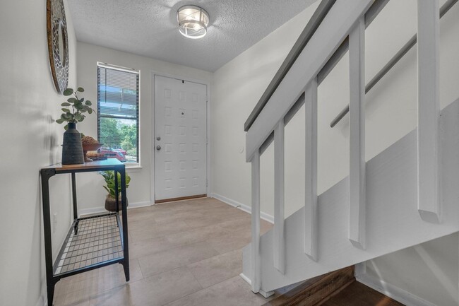 Building Photo - Ready NOW! 1 Block from the Bay! Pet Frien...