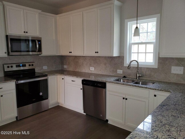 Building Photo - 560 Hampstead Pl